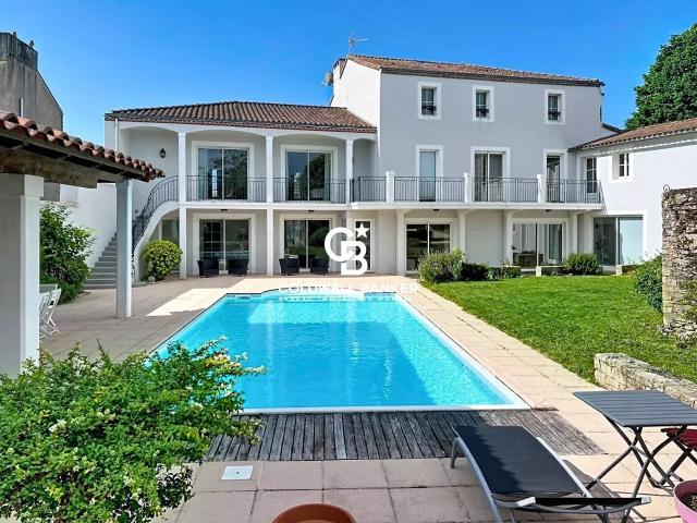 Maison 8 pièces 425 m²