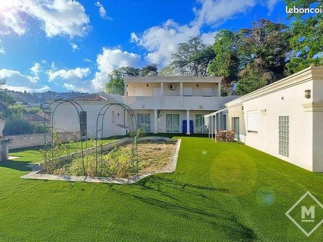 Maison 8 pièces 478 m²