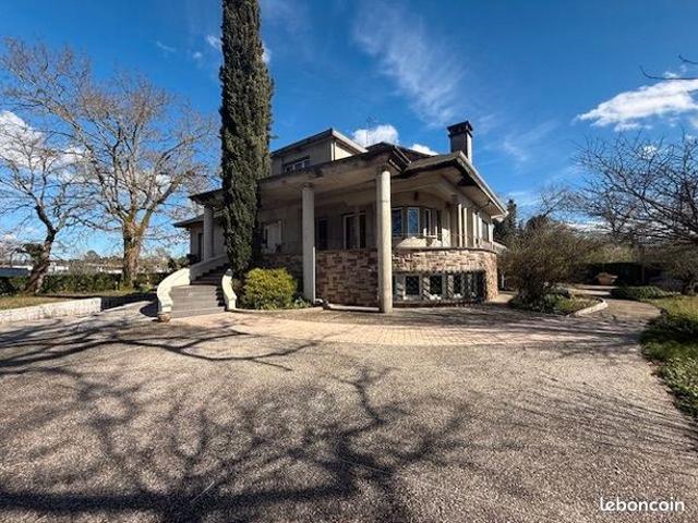 Maison 8 pièces 550 m²