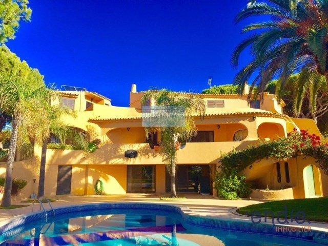 Maison 8 pièces 640 m²