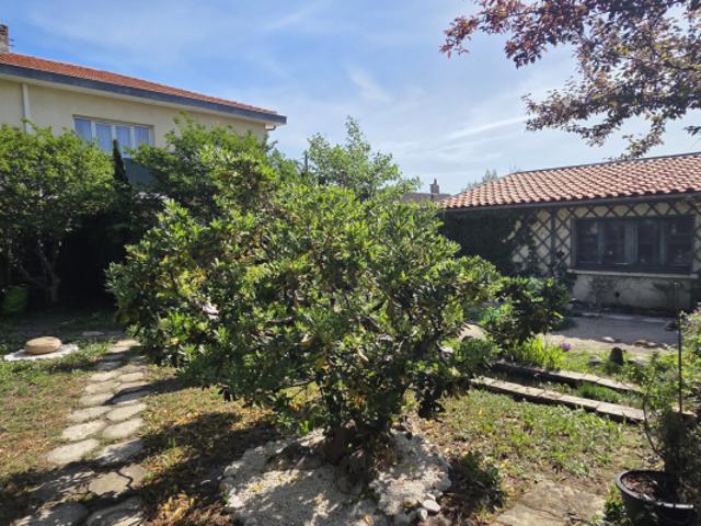 Maison 8 pièces avec beau terrain et garage / BORDEAUX CAUDE