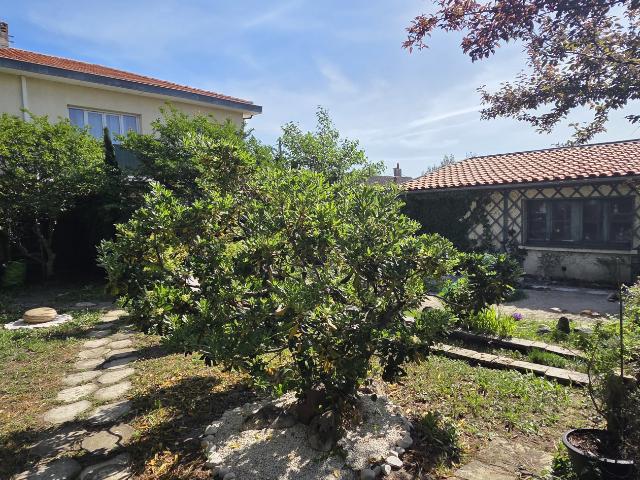 Maison 8 pièces avec beau terrain et garage / BORDEAUX CAUDERAN proche Mondésir