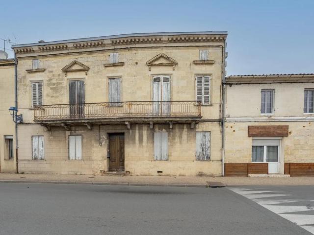 Maison 8 pièces de 400 m2 située à Saint Médard de Guizières