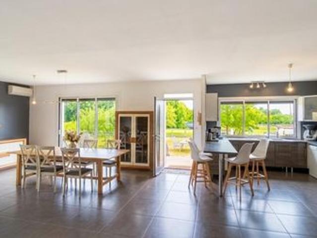Maison 8 pièces, dépendances 500 m², grand terrain
