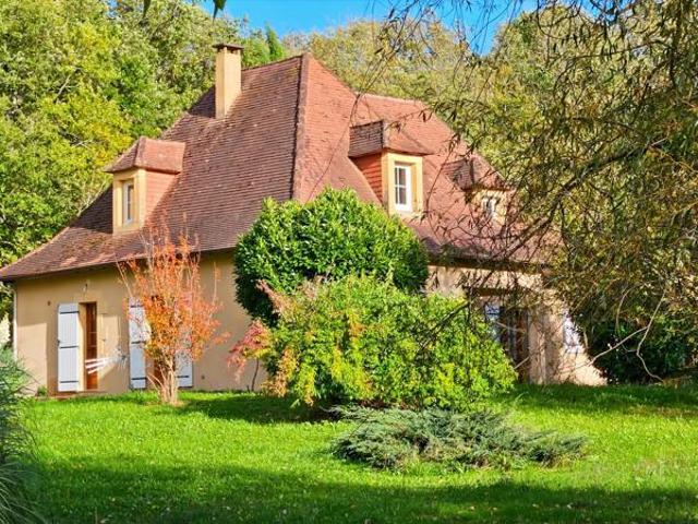 Maison 8 pièces spacieuse à Sainte Foy de Longas