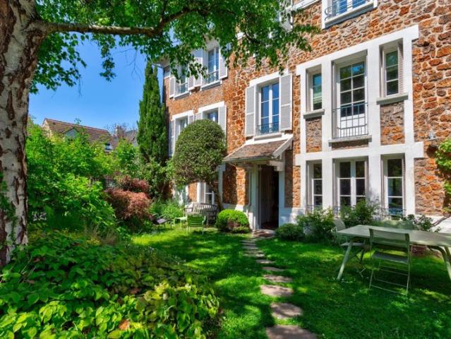 Maison 8 pièces sur un terrain de 325m²