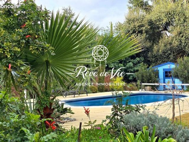 Maison 8 pièces sur 2 niveaux avec piscine
