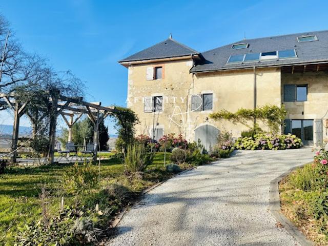 Maison contemporaine avec piscine et jardin