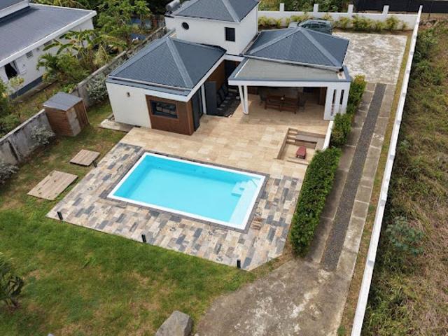 Maison contemporaine avec piscine et jardin