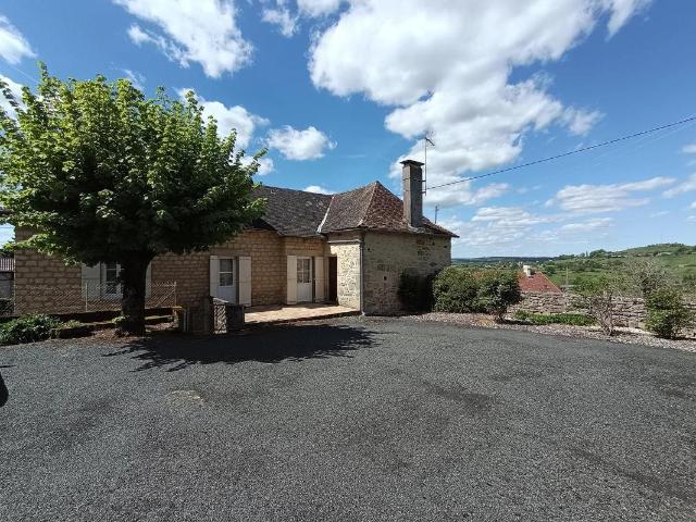 Maison 90 m² T5 + dépendances + 18505 m² terrain avec étang. 90m² Segonzac