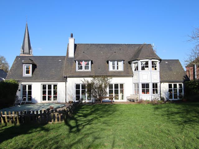 Maison contemporaine avec piscine et jardin