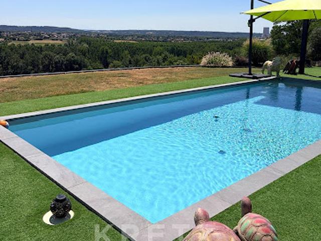 Maison contemporaine avec piscine et jardin