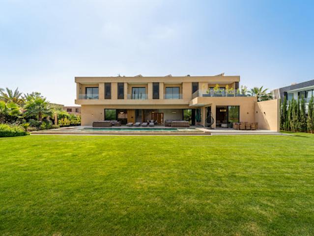 Maison contemporaine avec piscine et jardin
