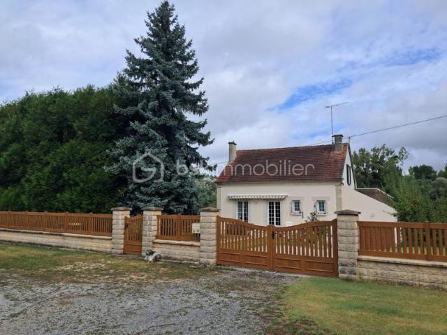 Maison 95 M2 vivable de plain pied + dépendances sur terrain de plus de 25à0M2 clos 1 h Charles de Gaulle