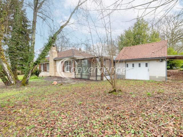 Maison 99 m2 Plain pied 2 chambres + 1 bureau Très beau terrain arboré Garage