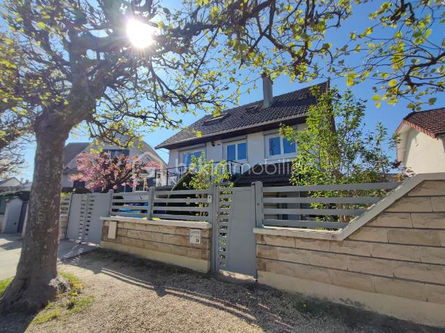 MAISON 9 PIECES 160 m²