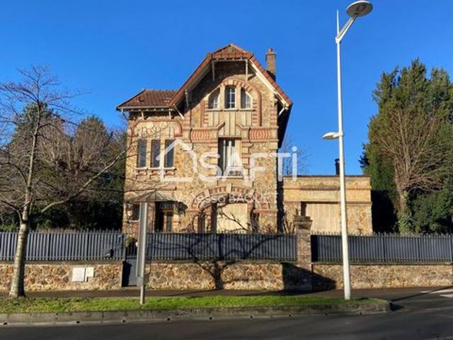 Maison 9 pièces 170 m2, 4 chambres, proche des écoles, gare et commodités