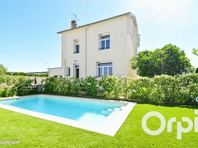 Maison 9 pièces 184 m²