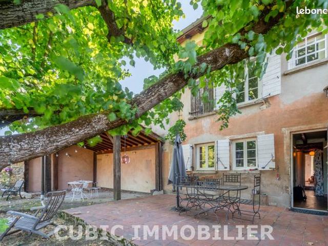 Maison 9 pièces 216 m²