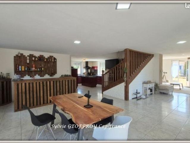 Maison 9 pièces 218 m²