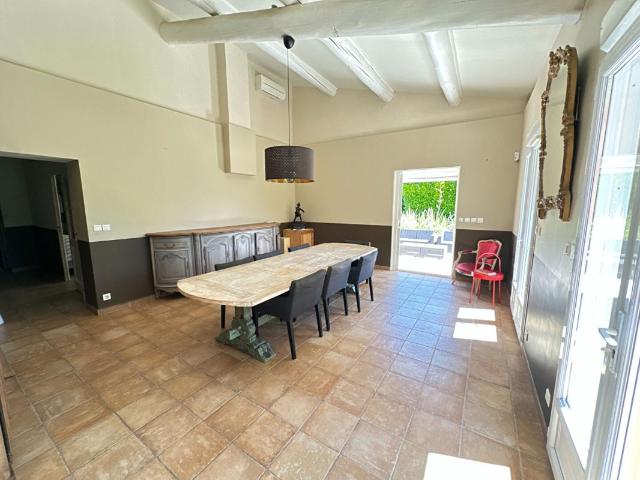 Maison 9 pièces, 218 m² à louer à Grans 13450