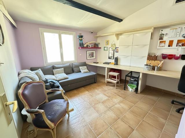 Maison 9 pièces, 218 m² à louer à Grans 13450