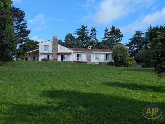 Maison 9 pièces 211 m²