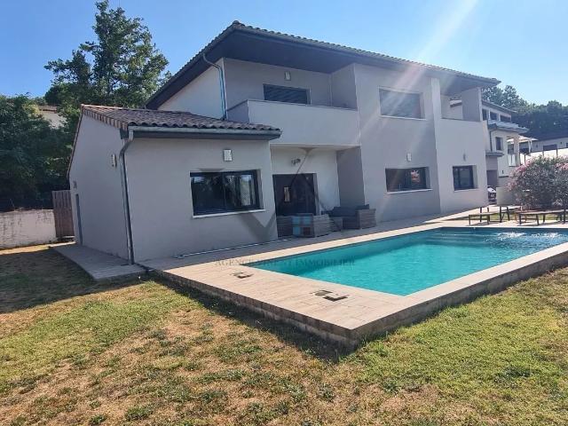 Maison 9 pièces 225 m²