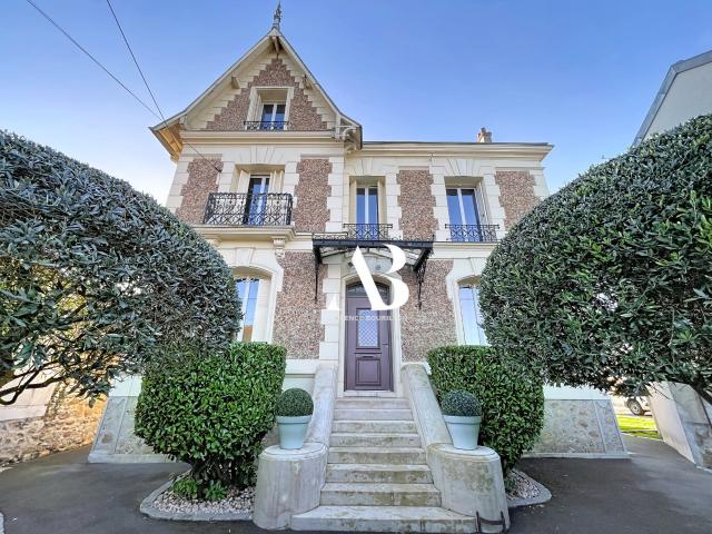 Maison 9 pièces 225 m²
