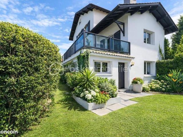 Maison 9 pièces 221 m²