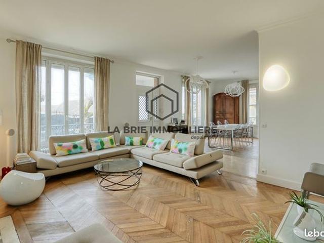 Maison 9 pièces 235 m²