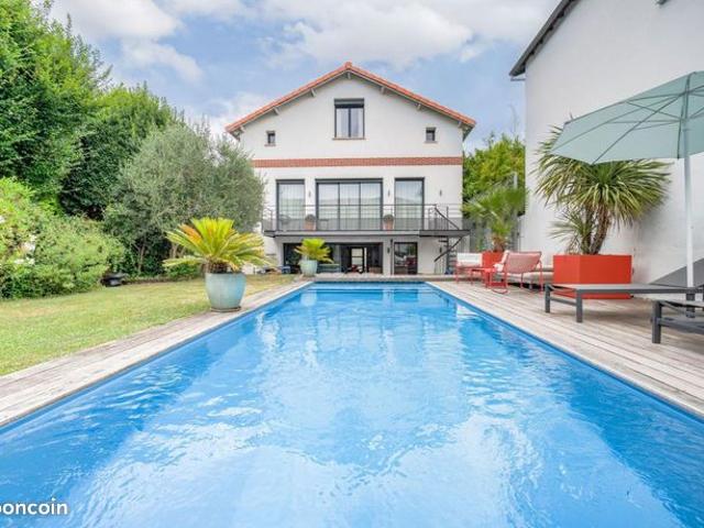 Maison 9 pièces 219 m²