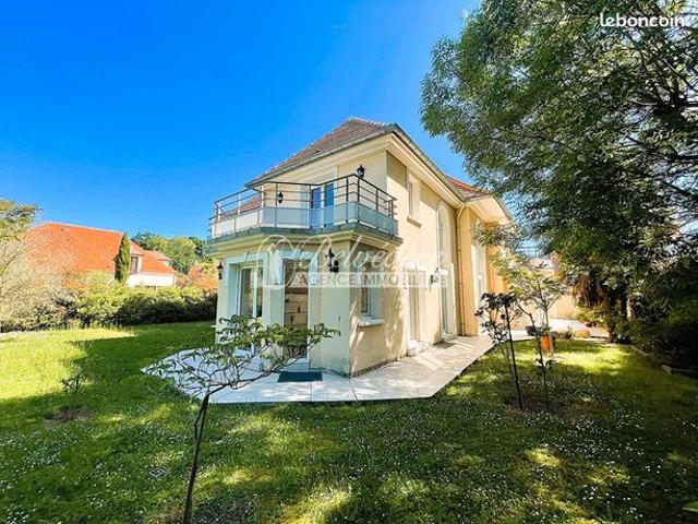 Maison 9 pièces 237 m²
