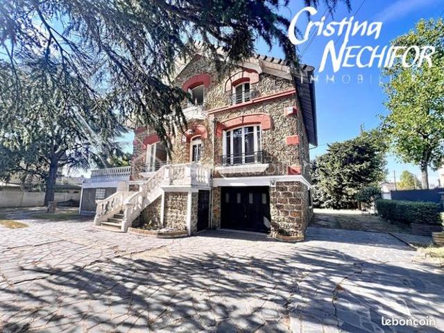 Maison 9 pièces 238 m²