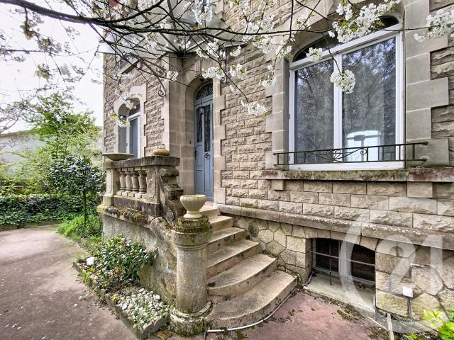 Maison 9 pièces 239 m²