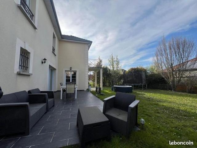 Maison 9 pièces 230 m²
