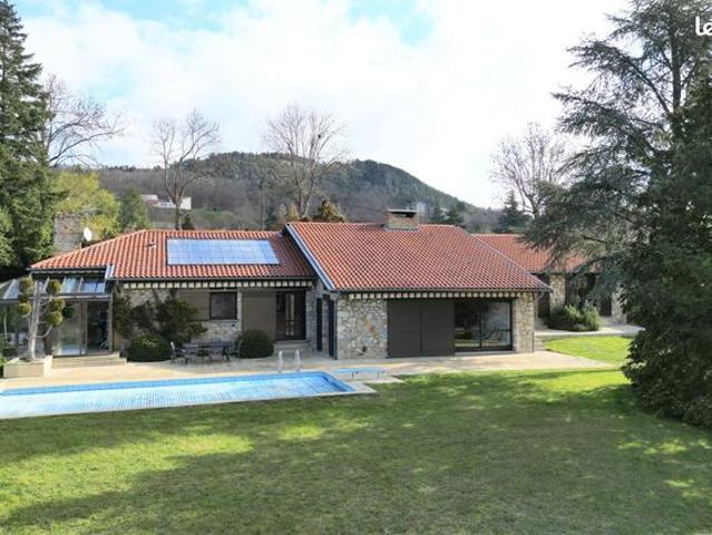 Maison 9 pièces 230 m²