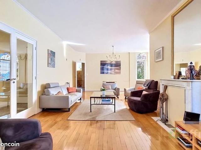 Maison 9 pièces 233 m²