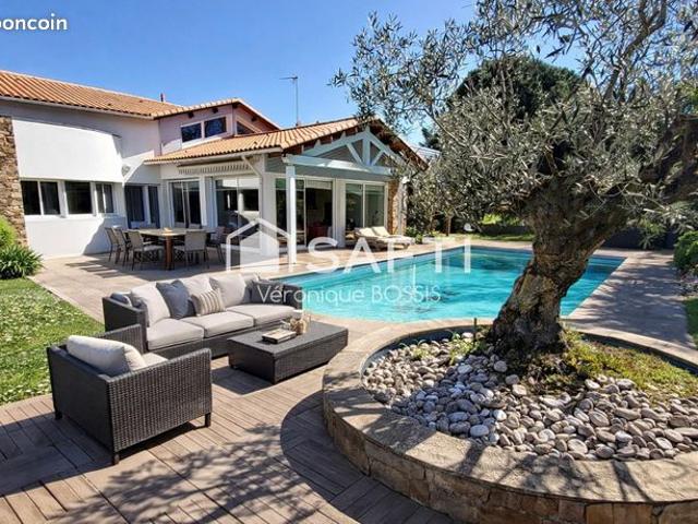 Maison 9 pièces 246 m²