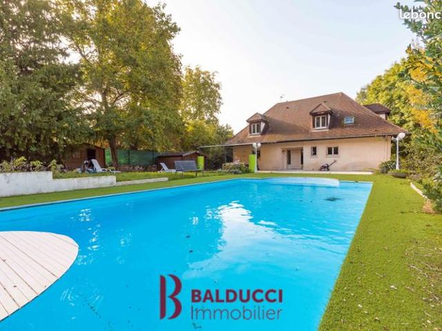 Maison 9 pièces 247 m²