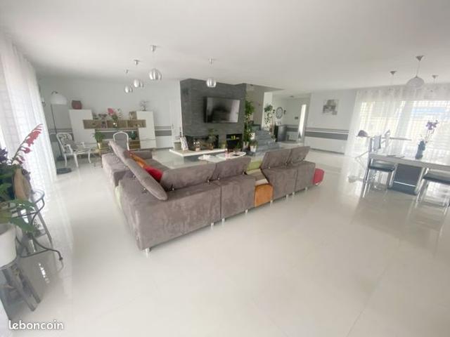 Maison 9 pièces 240 m²