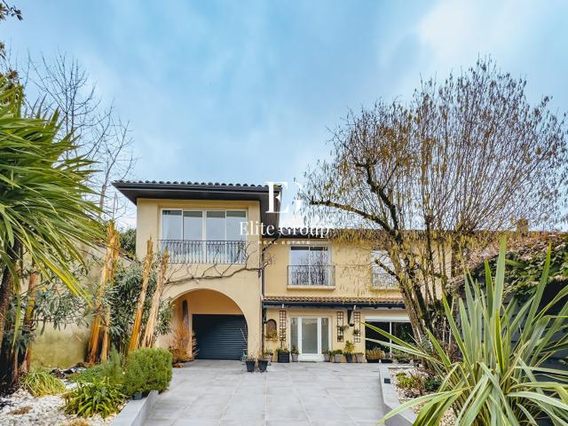 Maison 9 pièces 240 m²