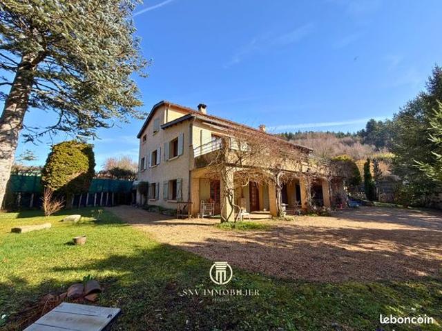 Maison 9 pièces 240 m²