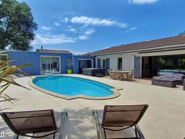 Maison 9 pièces 240 m²
