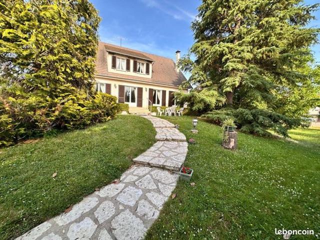 Maison 9 pièces 240 m²