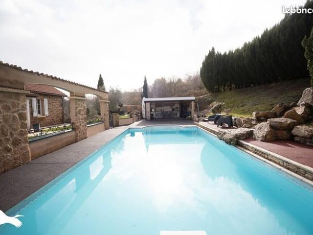 Maison 9 pièces 240 m²