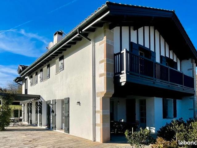 Maison 9 pièces 240 m²