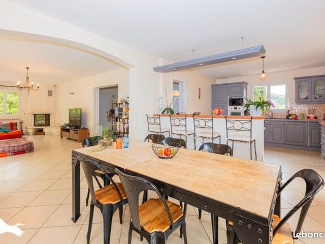 Maison 9 pièces 242 m²