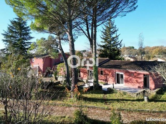 Maison 9 pièces 242 m²