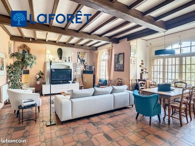 Maison 9 pièces 242 m²